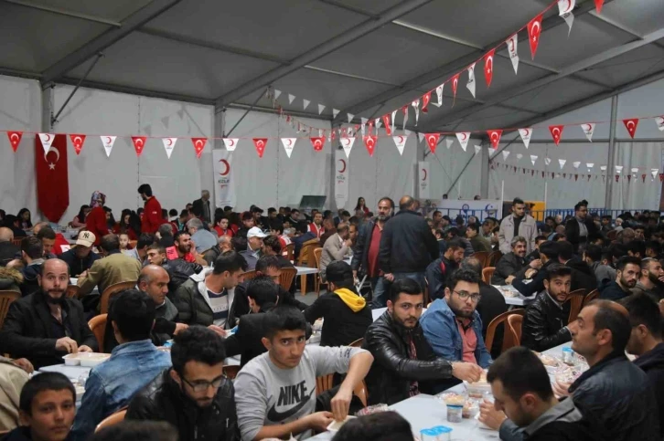 Elazığ Belediyesi’nden bin kişilik iftar sofrası
