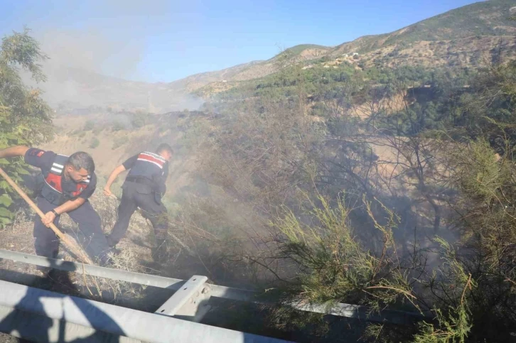 Elazığ’da 1 saatte 3. yangın: Söndürme çalışmalarına TOMA’lar da destek verdi
