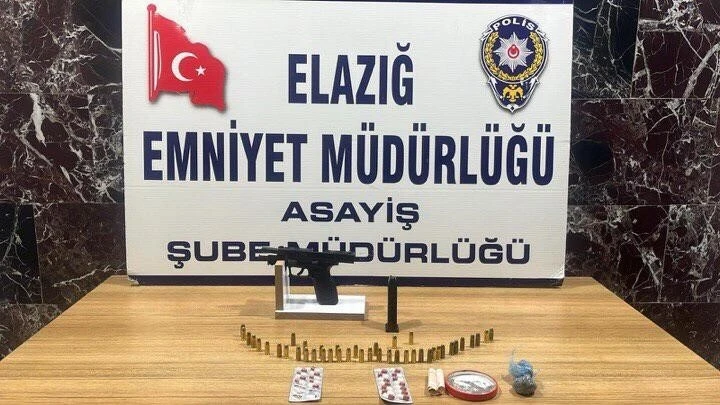 Elazığ’da 25 yıl kesinleşmiş hapis cezası bulunan şahıs, balkondan atlayarak kaçmaya çalıştı
