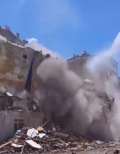 Elazığ’da ağır hasarlı binaların yıkımı sürüyor
