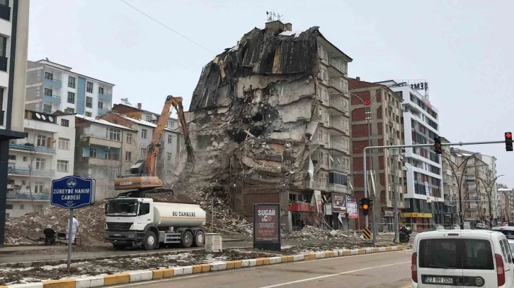 Elazığ’da ağır hasarlı binaların yıkımına başlandı
