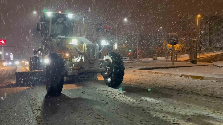 Elazığ’da belediye ekipleri kar mesaisinde
