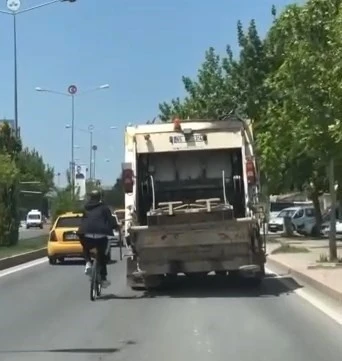 Elazığ’da bisikletlinin tehlikeli yolcuğu kameralara yansıdı
