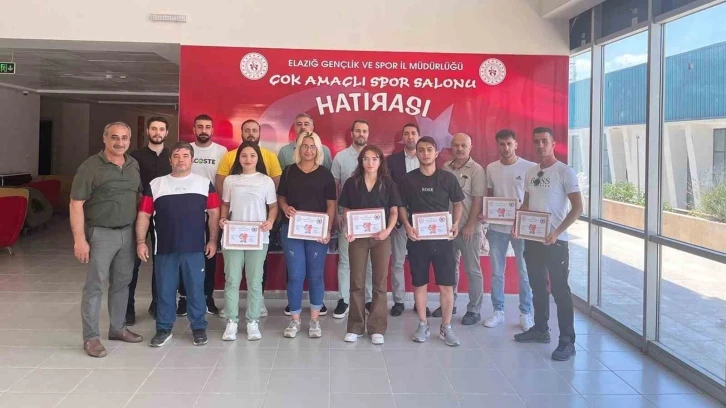 Elazığ’da boks hakemleri başarı belgelerini aldı
