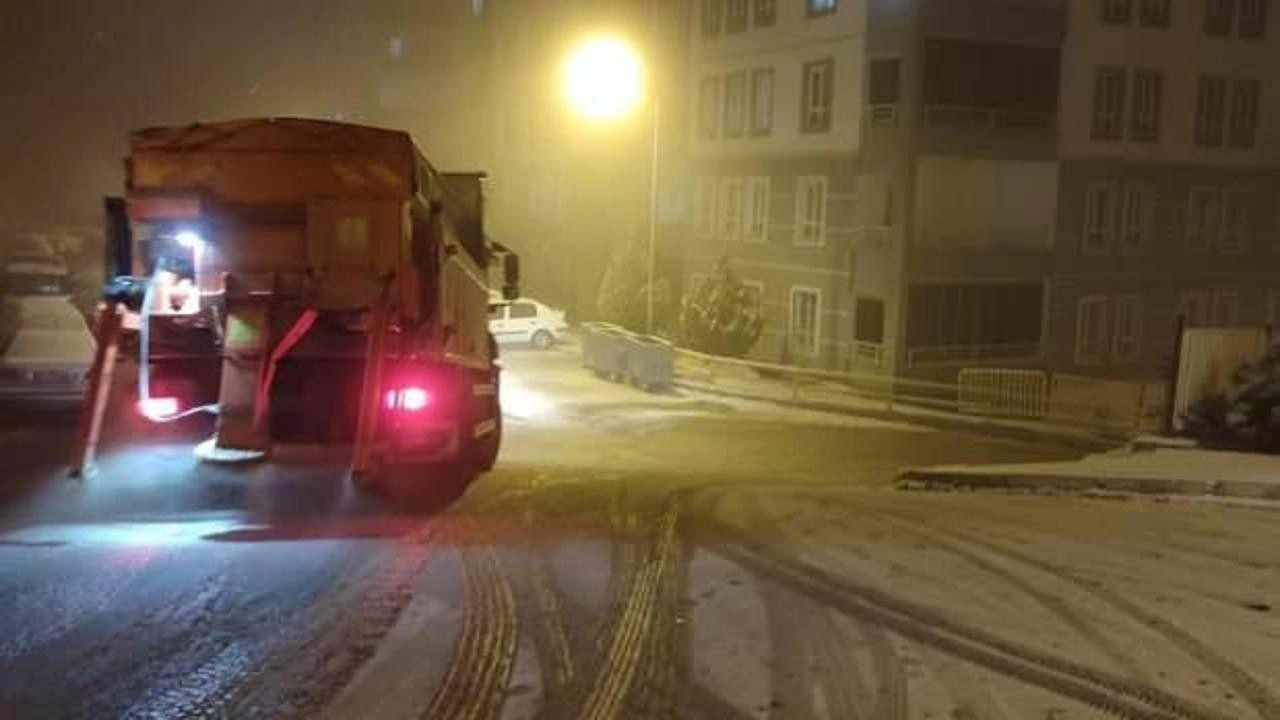 Elazığ’da buzlanmaya karşı tuzlama çalışması