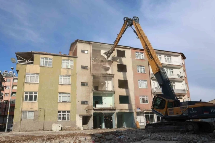 Elazığ’da depremde ağır hasar alan 3 katlı binaların yıkımı tamamlandı
