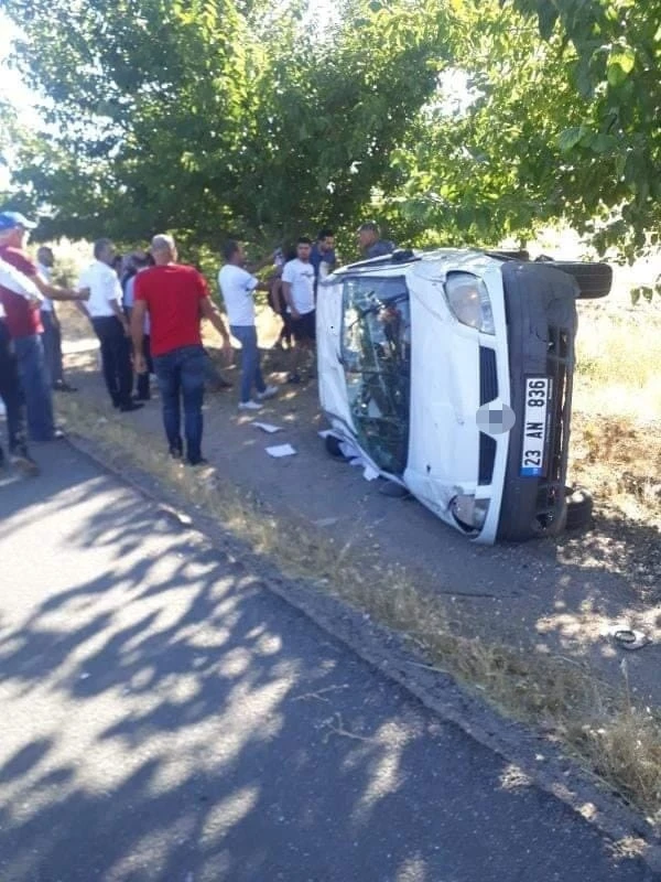 Elazığ’da hafif ticari araç devrildi: 2 yaralı
