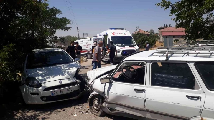 Elazığ’da iki otomobil kafa kafaya çarpıştı: 4 yaralı
