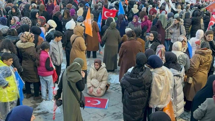 Elazığ'da İlginç Olay: Kadın Türk Bayrağıyla Namaz Kıldı