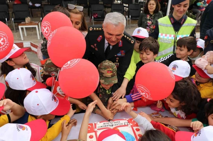 Elazığ’da jandarma ekipleri, çocukları misafir etti
