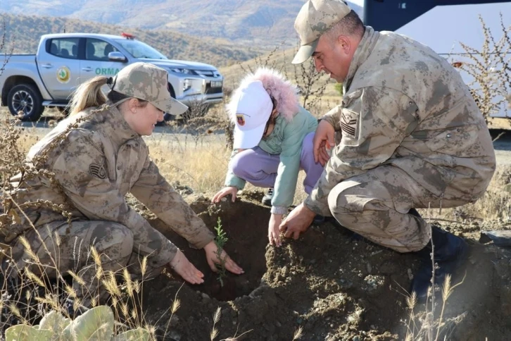 Elazığ’da jandarma ekipleri öğrencilerle fidan dikti
