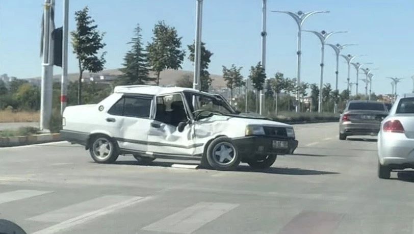 Elazığ’da kamyon ile otomobil çarpıştı: 2 yaralı
