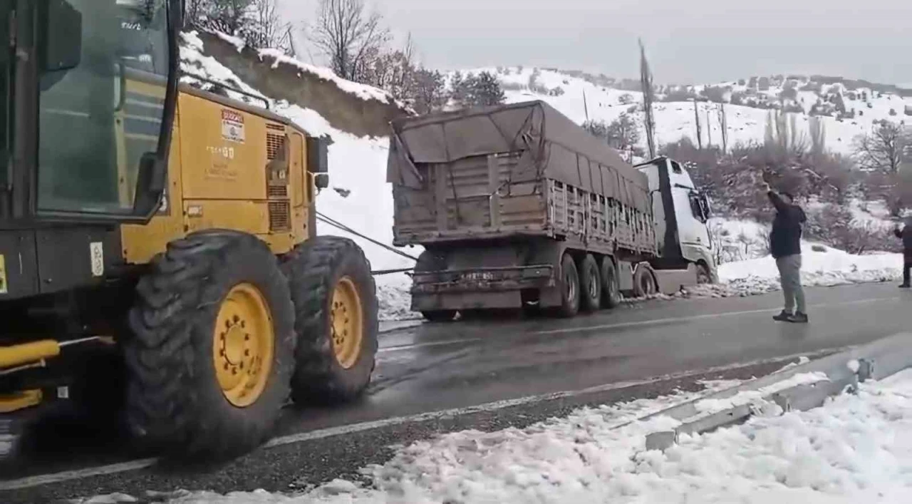 Elazığ’da karlı yolda kayarak yoldan çıkan tırı, ekipler kurtardı
