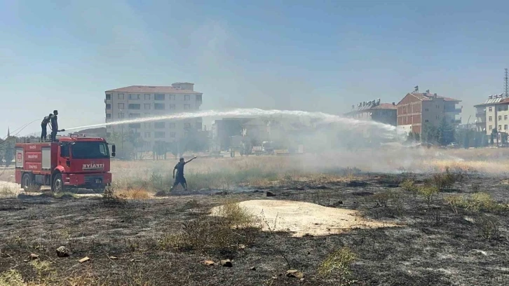 Elazığ’da mahalle arasında çıkan ot yangını söndürüldü
