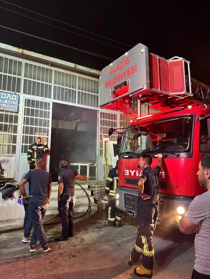 Elazığ’da marangoz dükkanında yangın
