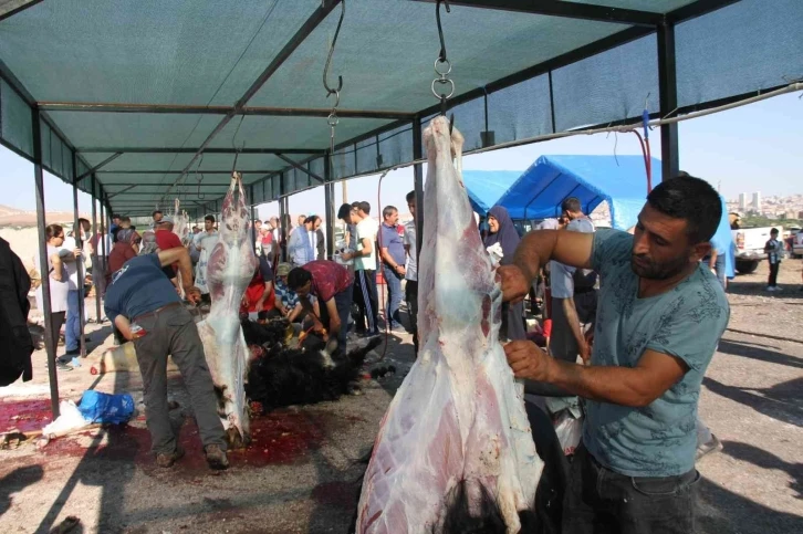 Elazığ’da namazdan çıkan vatandaşlar kurbanlarını kesti
