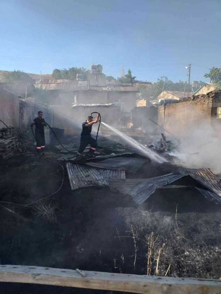 Elazığ’da odunluk yangını
