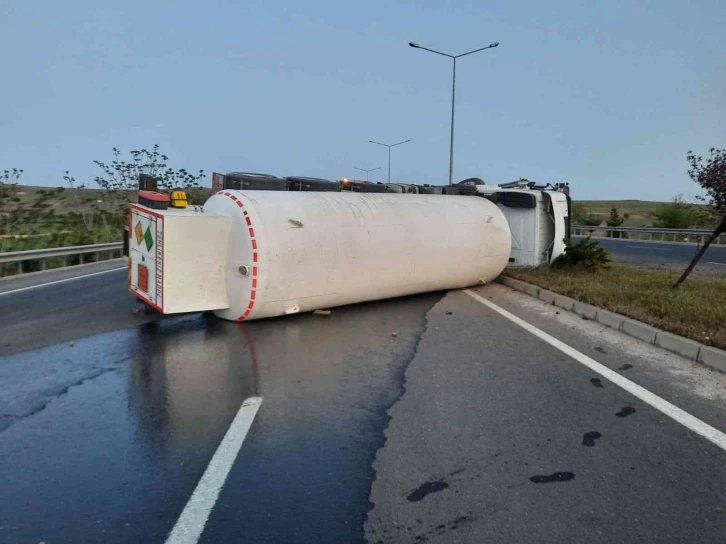 Elazığ’da oksijen yüklü tanker yan yattı: 1 yaralı
