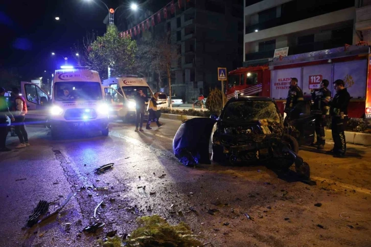 Elazığ’da ortalığın savaş alanına döndüğü kaza kamerada: 5 yaralı
