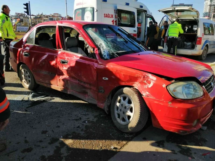 Elazığ’da otobüs ile otomobil çarpıştı: 4 yaralı
