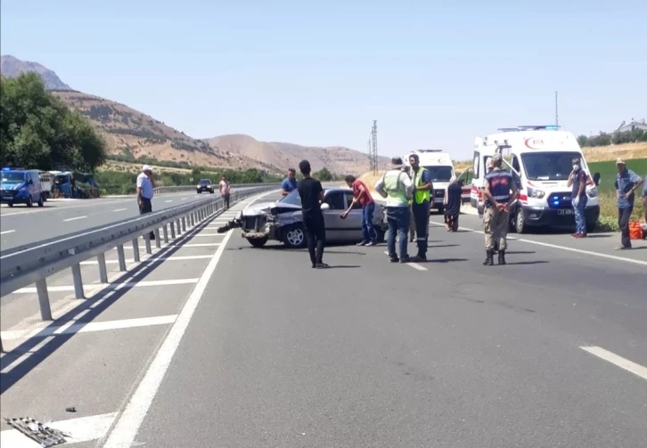 Elazığ’da otomobil bariyerlere çarptı: 3 yaralı
