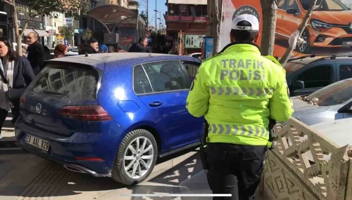 Elazığ’da otomobil duvara çarptı: 2 yaralı
