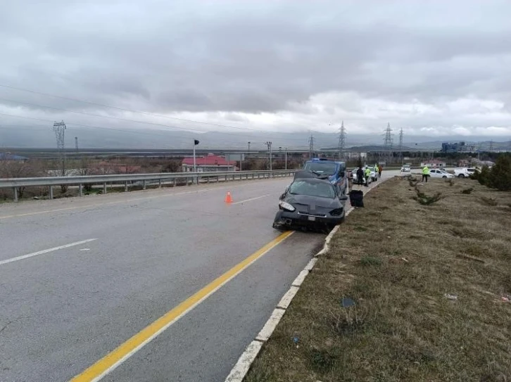 Elazığ’da otomobil refüje çarptı: 2 yaralı
