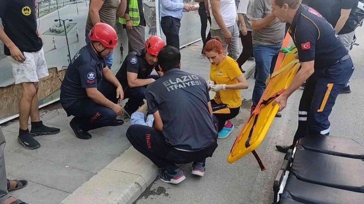 Elazığ’da otomobil yayaların arasına daldı: 3 yaralı
