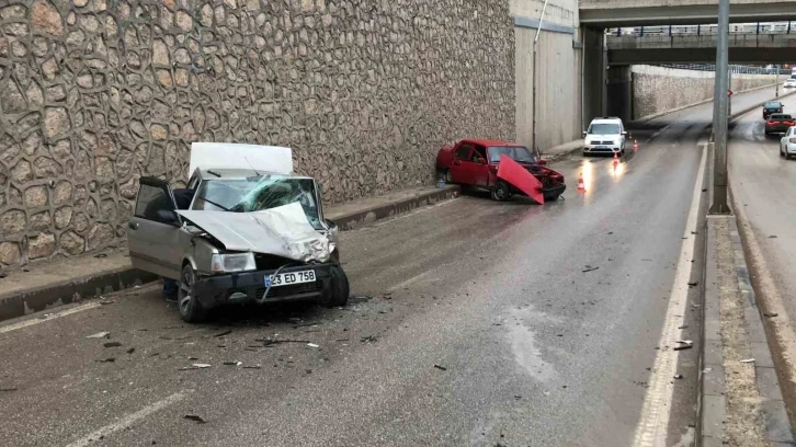 Elazığ’da otomobiller kafa kafaya çarpıştı: 4 yaralı
