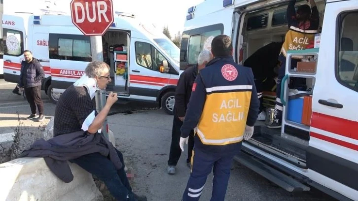 Elazığ’da pikap kamyonun altına girdi: 3 yaralı
