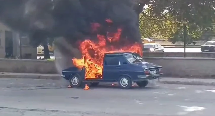 Elazığ’da seyir halindeki otomobil alev topuna döndü
