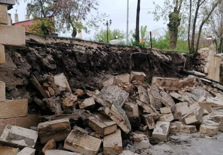 Elazığ’da şiddetli yağış nedeniyle istinat duvarı çöktü
