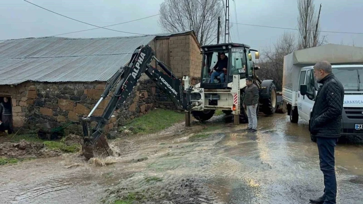 Elazığ’da su taşkınlarına karşı ekipler çalışma başlattı
