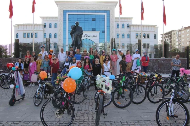 Elazığ’da ’Süslü Kadınlar’ Otomobilsiz Kentler Günü için pedal çevirdi
