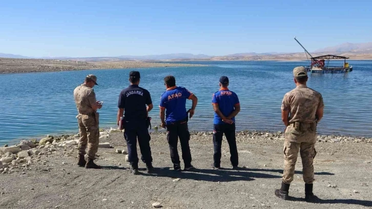 Elazığ’da tekne battı: Tekneyle birlikte suda kaybolan şahsı arama çalışmaları sürüyor
