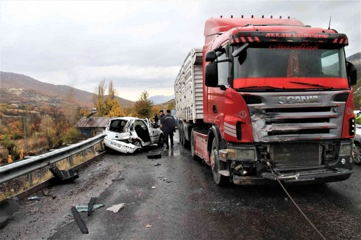 Elazığ’da tır ile otomobil çarpıştı: 2 ağır yaralı
