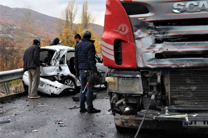 Elazığ’da tır ile otomobilin çarpıştığı kazada ölü sayısı 2’ye yükseldi
