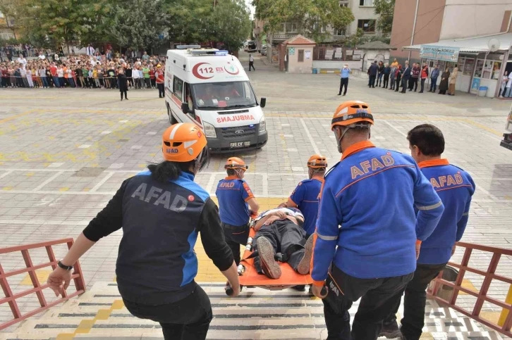 Elazığ’da yapılan deprem tatbikatı gerçeği aratmadı, öğrenciler meraklı gözlerle izledi
