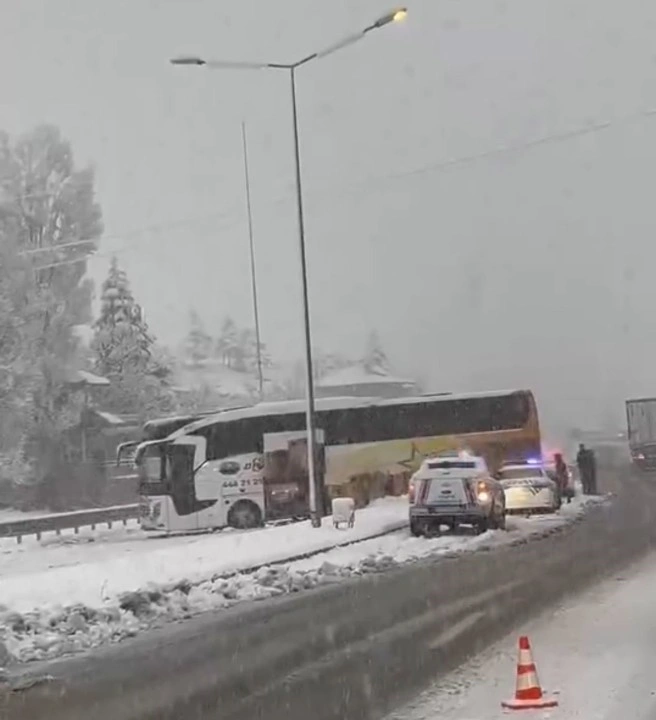 Elazığ’da yoğun kar yağışı trafiği felç etti: Kazalar ardı ardına geldi