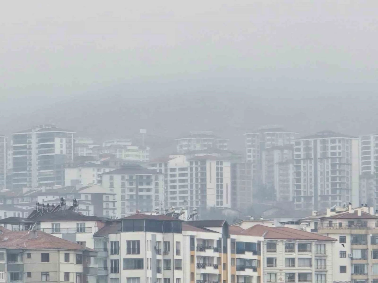 Elazığ’da yüksek kesimlerde yoğun sis etkisini sürdürüyor
