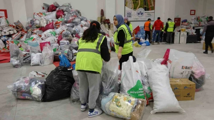 Elazığ’dan deprem bölgesine yardımlar sürüyor
