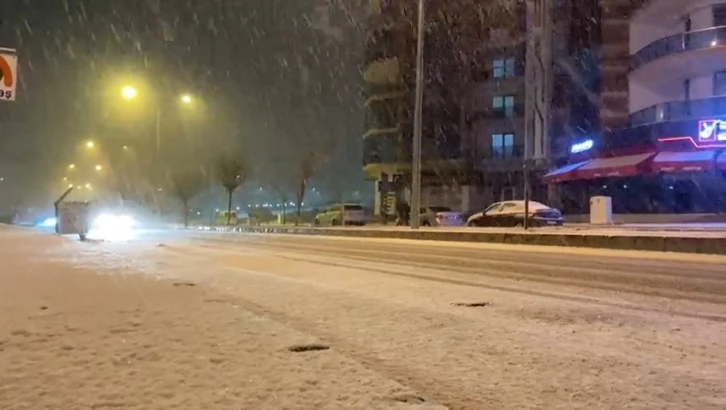 Elazığ’ın merkezine mevsimin ilk karı yağdı
