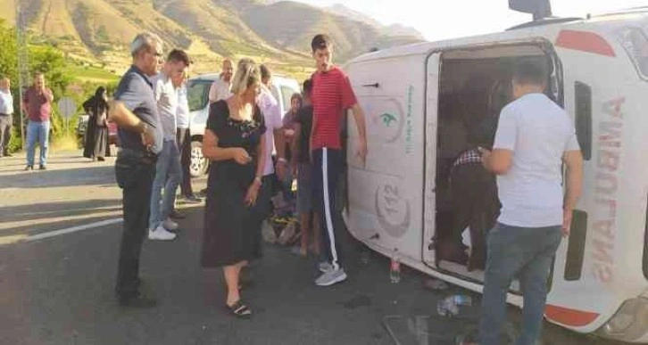 Elazığ’da otomobil ambulansa çarptı: 3 yaralı