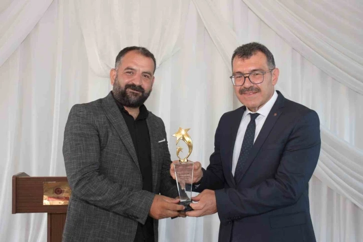 Elazığlı sanatçı yılın en iyi sanatçısı ve müzik bilim insanı ödülüne layık görüldü
