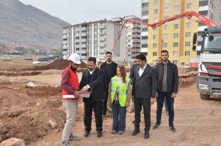Elbistan Belediyesinin ücretsiz sosyal konut projesinin temeli atıldı
