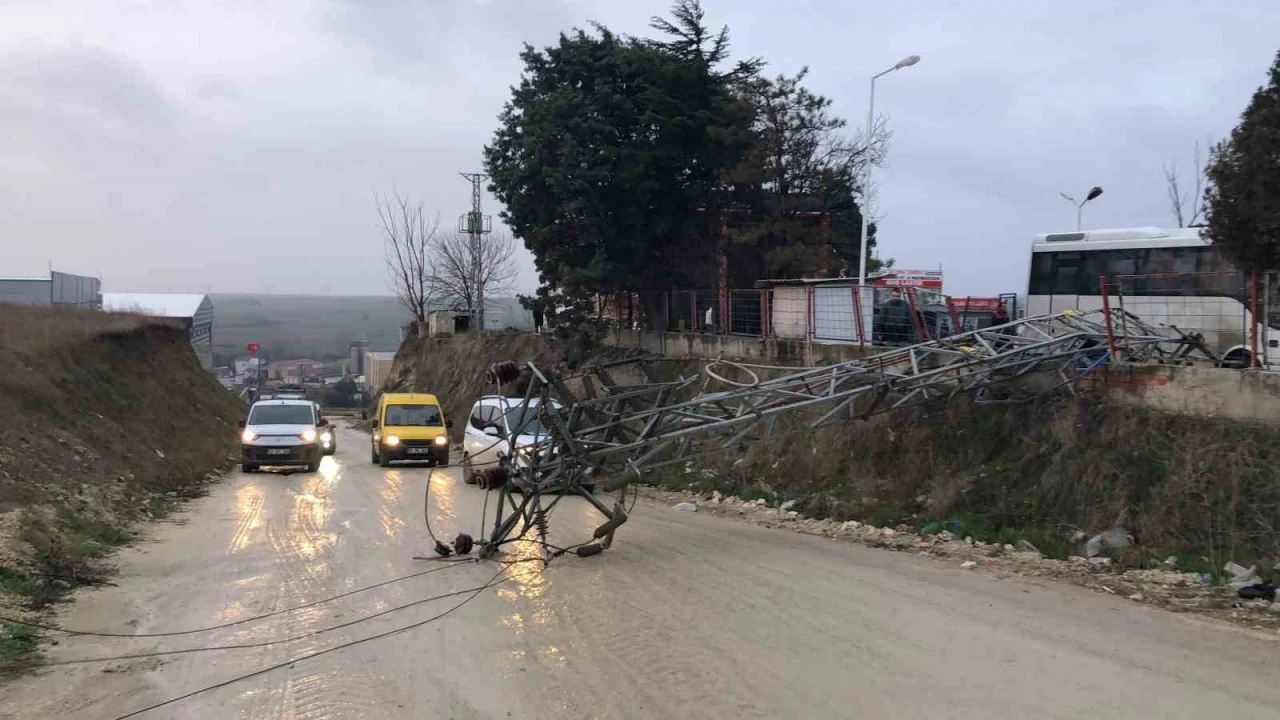 Elektrik direği devrildi, fabrikalara giden yol kapandı
