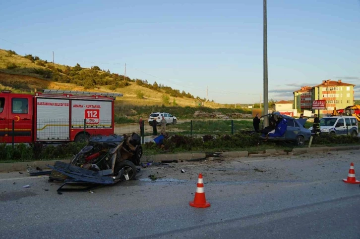 Elektrik direğine çarpan otomobil ikiye bölündü: 1 ölü
