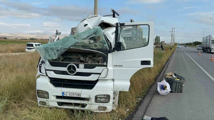 Elektrik direğini deviren tırın kupası parçalandı, sürücü olayı yara almadan atlattı
