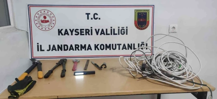 Elektrik kablolarını kesen 3 kişi yakalandı
