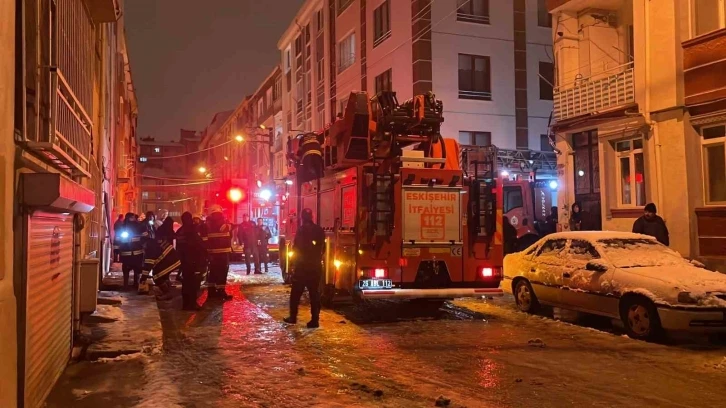 Elektrik tesisatından çıkan yangında 10 kişi hastanelik oldu
